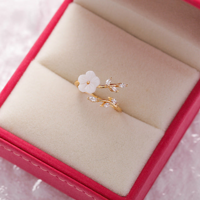 Villblomst med justerbar ring i zirconia i gull
