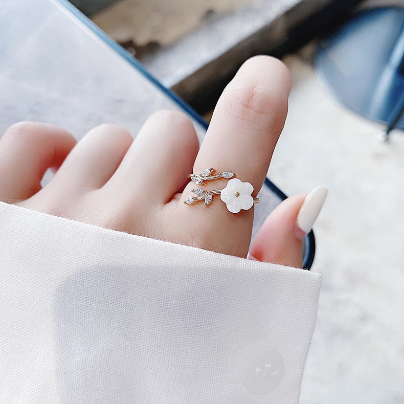 Villblomst med justerbar ring i zirconia i gull