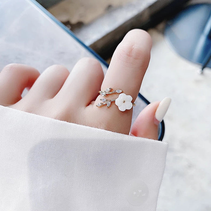 Villblomst med justerbar ring i zirconia i gull