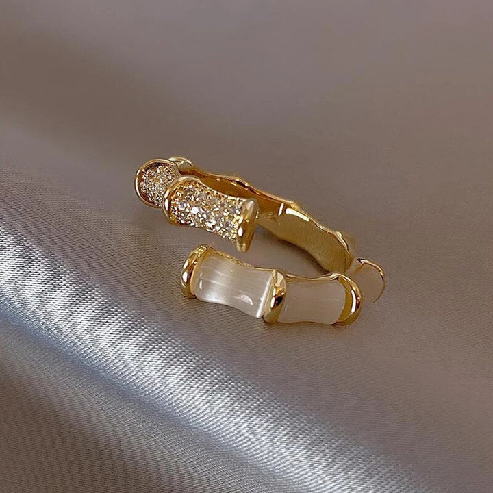 Justerbar Luksuriøs Hvit Opal Ring i Gull