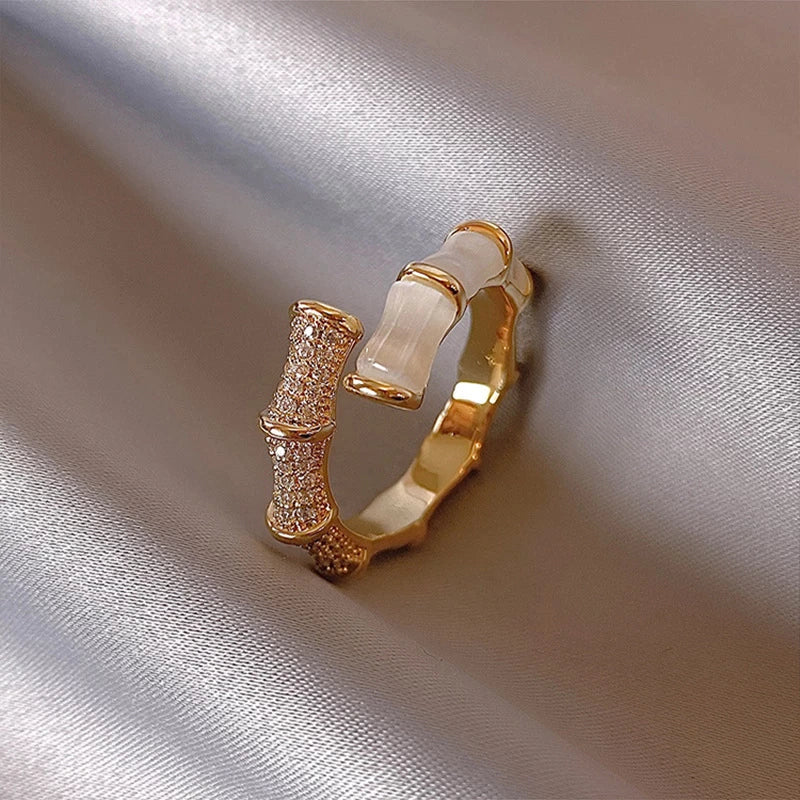 Justerbar Luksuriøs Hvit Opal Ring i Gull