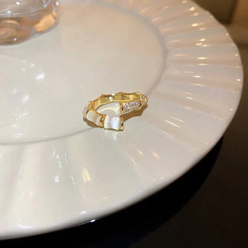 Justerbar Luksuriøs Hvit Opal Ring i Gull