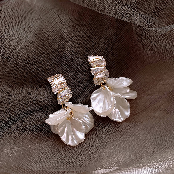Elegante Gullblomst Øredobber i Hvit