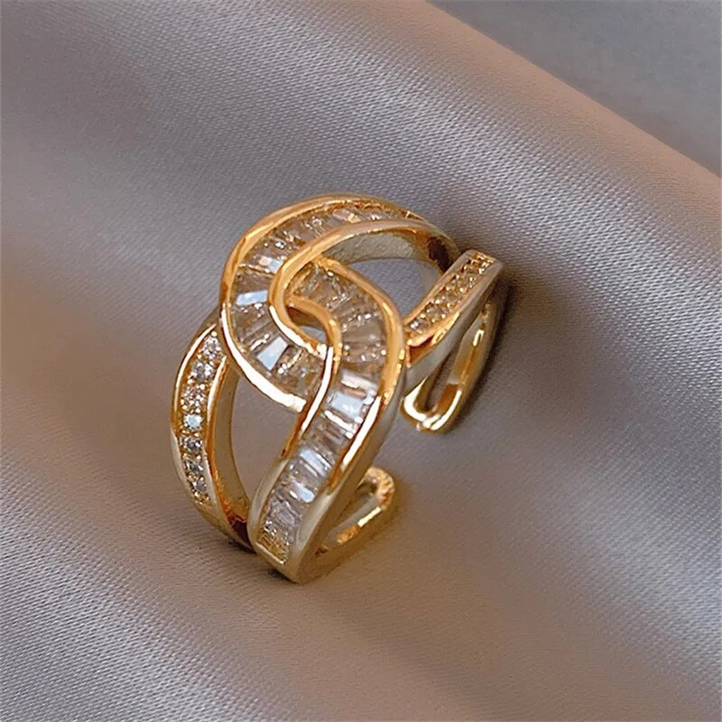Knottet Elegant Ring