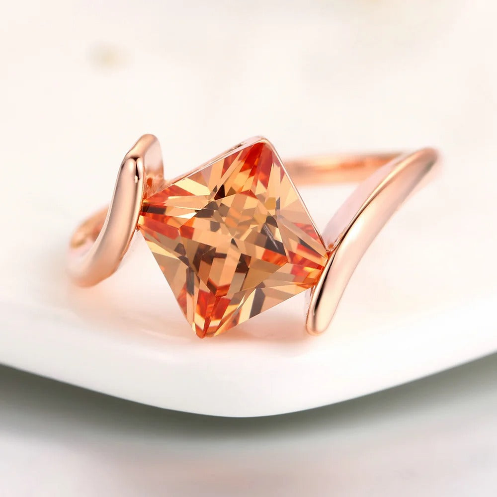 Roségull Ring med Pyramideslipt Oransje Edelsten