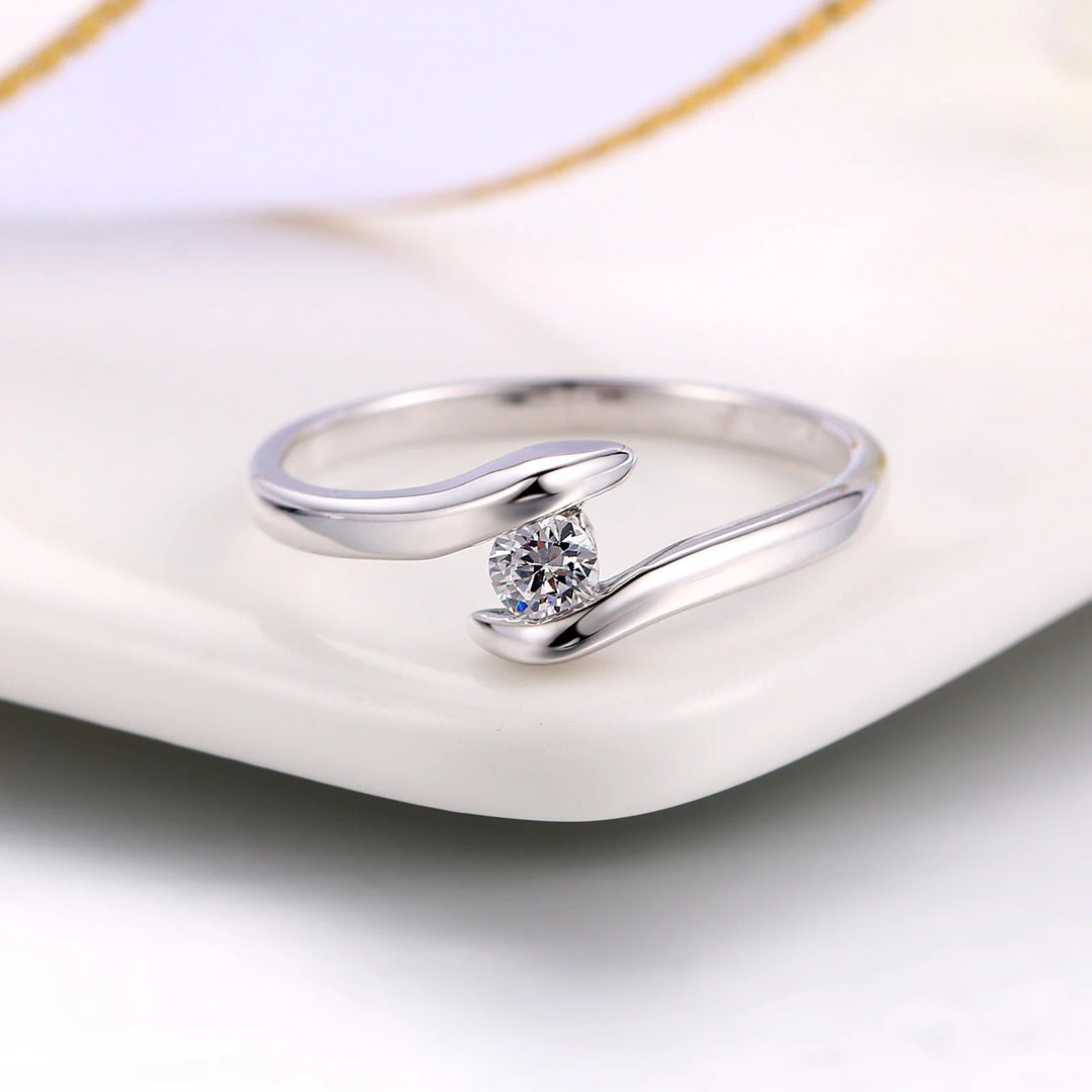 Sølv Bøyd Ring med Strålende Senter Diamant